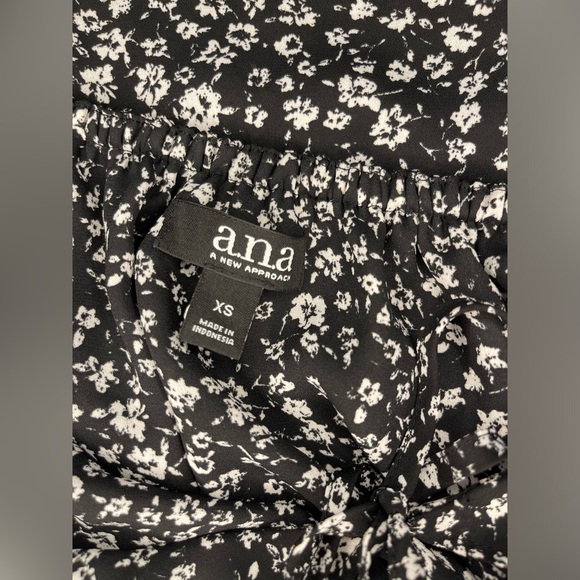 Ana black floral cold shoulder women’s blouse. Size XS - Picture 5 of 5